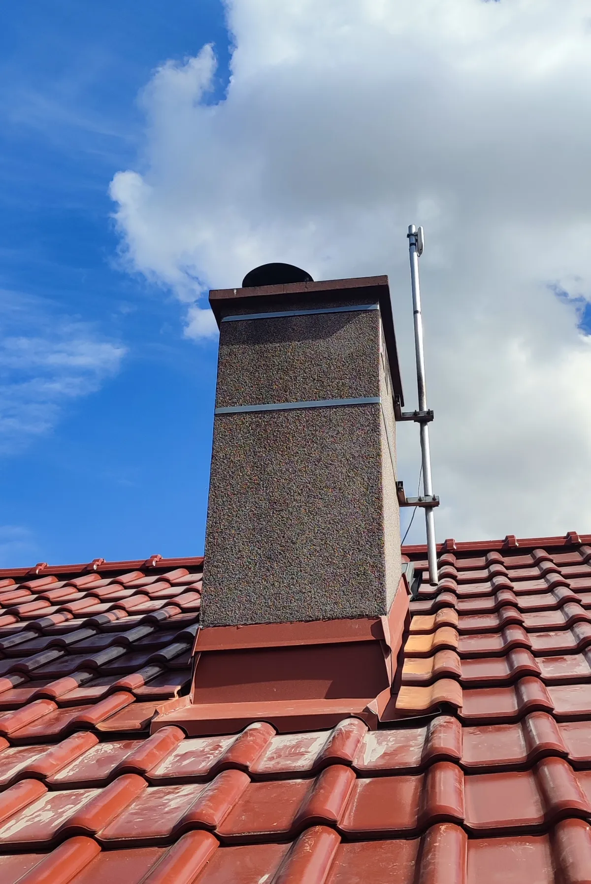 Opierzenie komina Zachowice, gmina Kąty Wrocławskie. Po wymianie starej obróbki z taśmy pogotowie Dekarskie rozwiazało problem