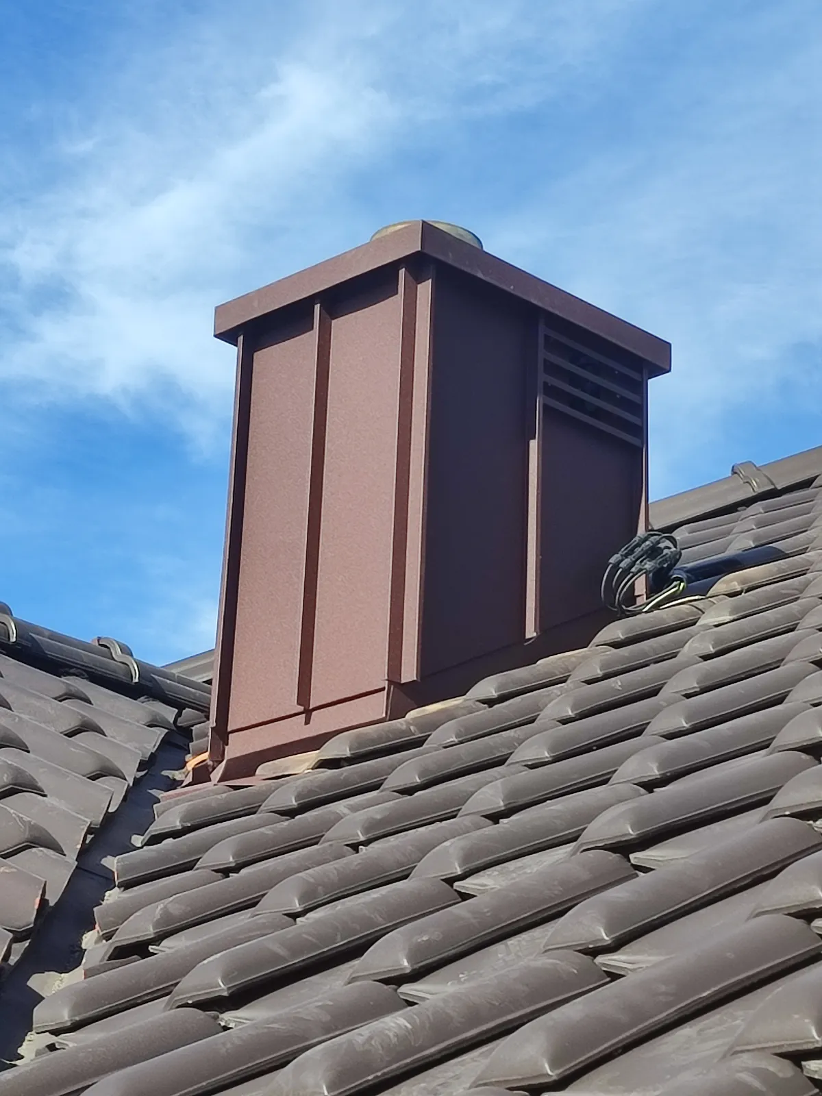 Naprawa komina Wisznia Mała. Wcześniejsza obróbka z taśmy tzw. dekarskiej była podziurawiona. Obróbka z blachy na felc to najtrwalsze rozwiązanie.